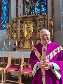 Pater Nosbisch in der Klosterkirche
