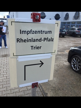 Auch auf dem Gelände des Impfzentrums in Trier ist alles gut ausgeschildert.